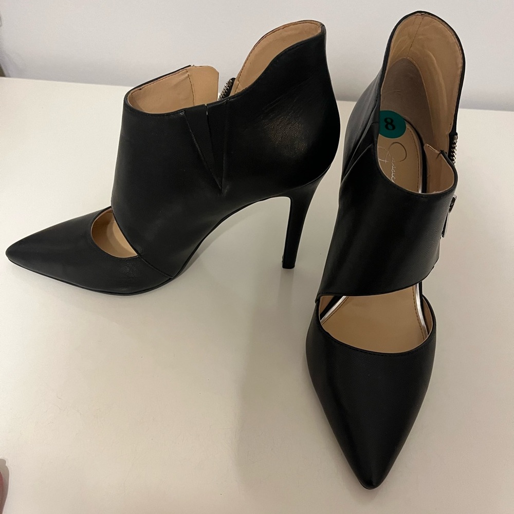 Jessica Simpson Black Heel Shoes worn about 4 x inside only 1 shoe is peeling